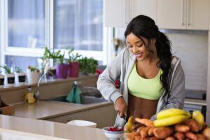 Image of healtht woman chopping fruit