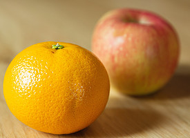 Image of an orange and an apple