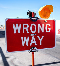 Image of a sign saying: wrong way